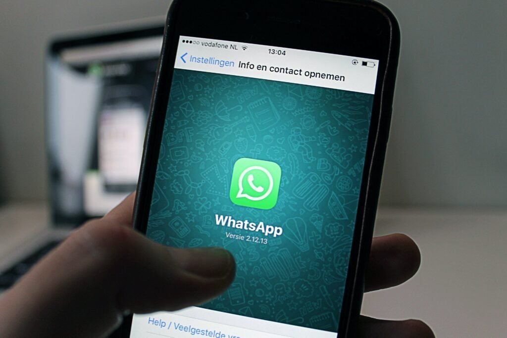 Conectar por WhatsApp o correo electrónico